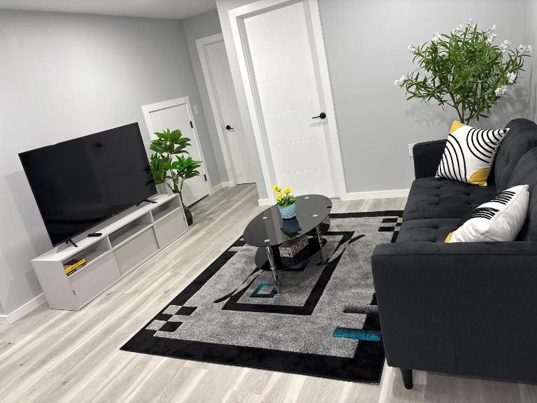 Spacious Suite Parking Self Check In WiFi - B&B Winnipeg