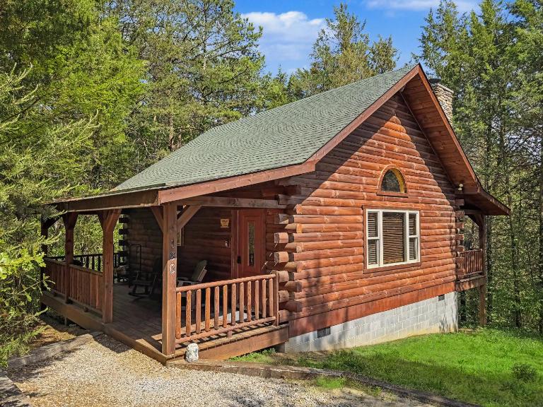 Getaway Cabin | Hot tub + Fire Pit + Trail Access - Ferienwohnung Farmville