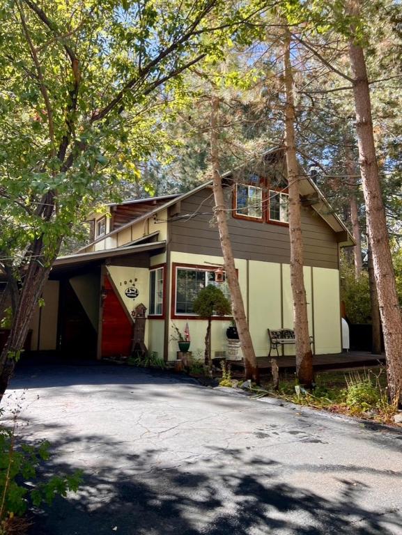 The Bearadise Fun Cozy Centrally Located Cabin - B&B South Lake Tahoe