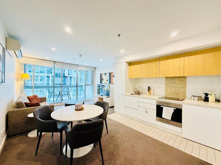 King Bed CBD Apartment | Pool, Sauna & Balcony - B&B Adelaide