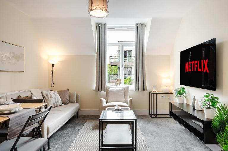 2 Bed Salford Apartment l FREE Private Parking l Contractors & Families l Sleeps 4 l FREE 1 HR EARLY CHECK-IN - B&B Manchester