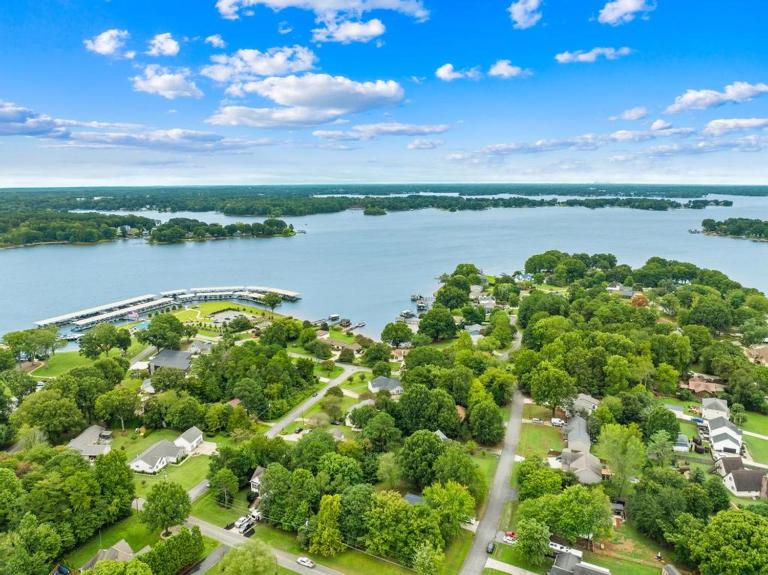 Sapphire Bloom, New Boutique Lake Escape with Hot tub - B&B Mooresville