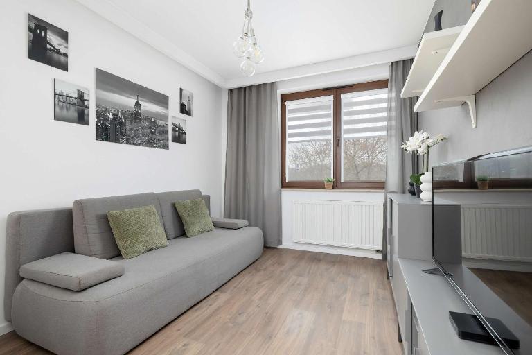 White and Grey Apartment with Parking Close to Tauron Arena by Noclegi Renters - B&B Krakow