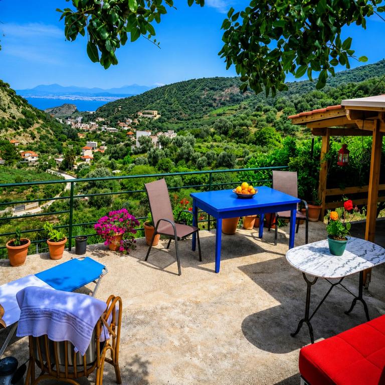 Palaiokastro Hillside Home 900m from the Beach - Chambres d'hôtes Palaiókastro