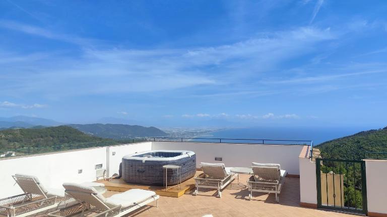 The Best Seaview from the Terrace with Jacuzzi, Relax & Pools - Dorotea Infinity - Chambres d'hôtes Salerne