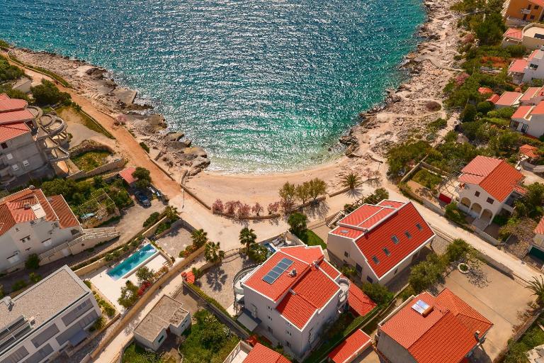 Beachfront Villa Sevid with heated pool and jacuzzi - B&B Zaglavice