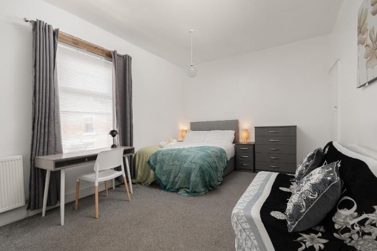 Luxury Haven 3-BDR House - Perefct for Contractors & Long Stays - Guests 8 - Hi-Speed Wi-Fi - Private Garden - Free Street Parking - B&B Denton