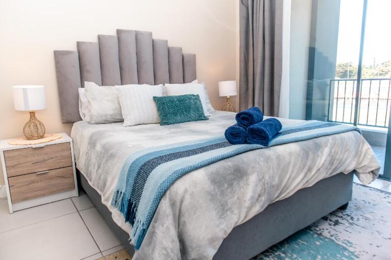 Luxury Ultra Modern Apartment - Queen Bed, Inverter, Pool, Gym & Spacious Balcony - Chambres d'hôtes Ballito