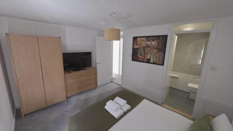 Old Town - Royal Mile Neighbour 2-Bed, 2-Bath Apartment - B&B Edinburgh