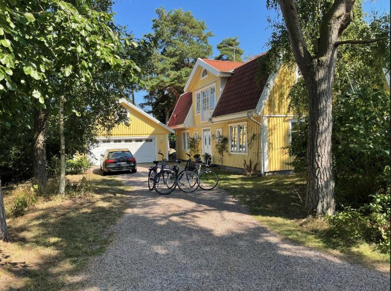 Amazing location at sandy beach with outdoor jacuzzi - B&B Höllviken