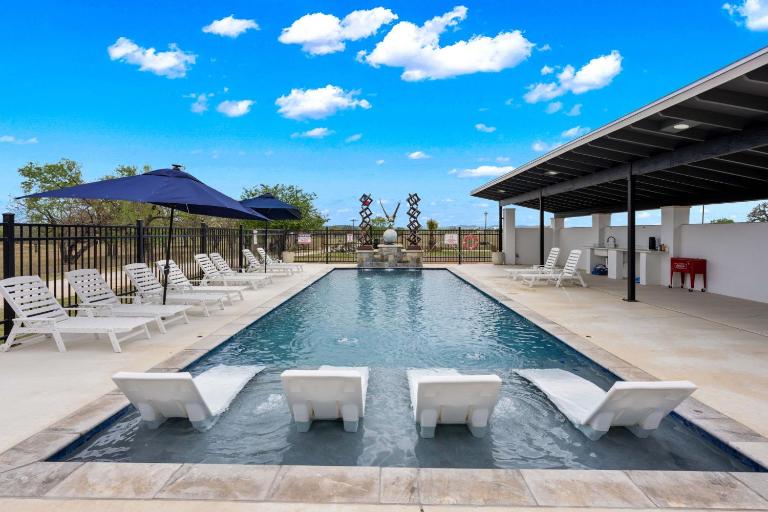 Vista Moon Main House - Pool Chapel Fire Pit - B&B Fredericksburg