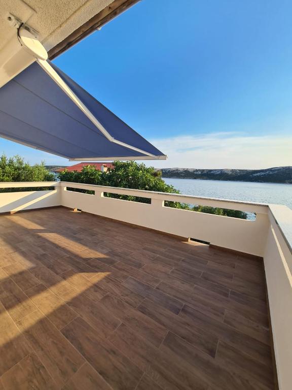Apartman Maestral - Prvi red do mora - Chambres d'hôtes Stara Novalja