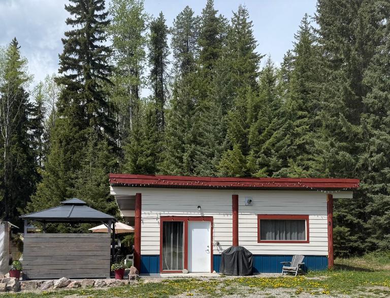 Pine Marten Wilderness Cabin - Hot Tub & Mountain Views - B&B Golden