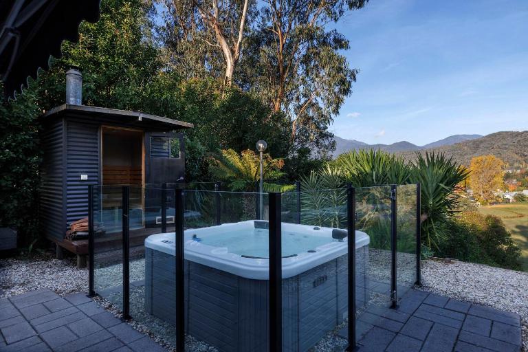 Bogong View Retreat - Spa, Sauna & Alpine Views - B&B Mount Beauty