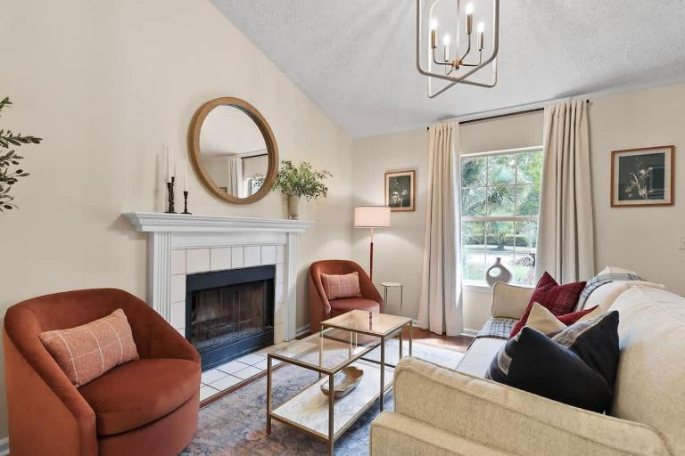 New Meets Nostalgic - Adorable Cottage Sleeps 8 - B&B Savannah