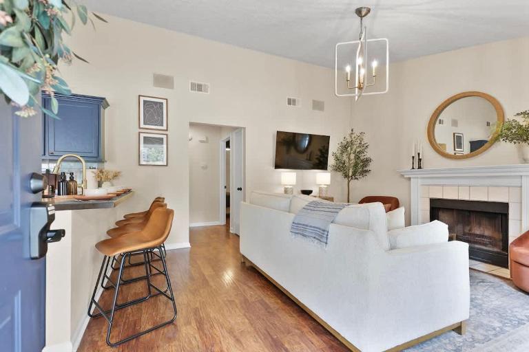 New Meets Nostalgic - Adorable Cottage Sleeps 8 - Chambres d'hôtes Savannah