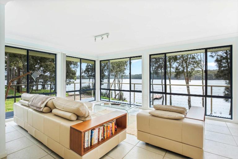 The Lake House - lakeside retreat w. pool & views - Chambres d'hôtes Burrill Lake