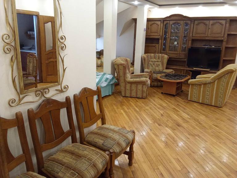 DOBA - Центр 3 кім 10 місць З двома Кондиціонерами ! - B&B Mukachevo
