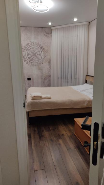 Комната в частном доме где проживает семья - Chambres d'hôtes Bichkek