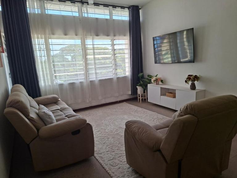 Spacious 2BR Apartment in Mombasa CBD with Park Views by Luxe Stays - Bed and Breakfast Mombassa