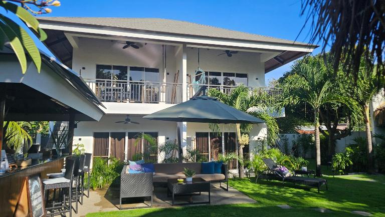 Hazel's Suites - Bed and Breakfast Dauin