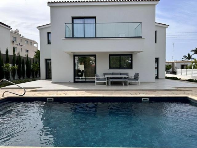 Villa Cloxania Coral - B&B Peyia