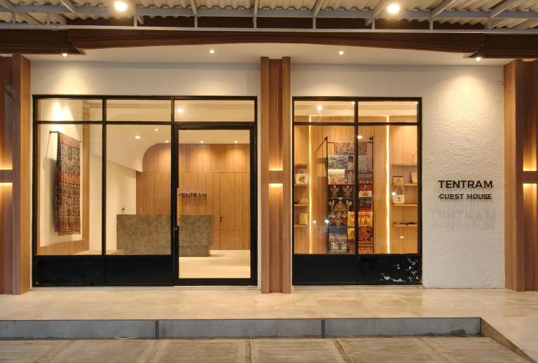 Tentram Guest House - B&B Waikabubak