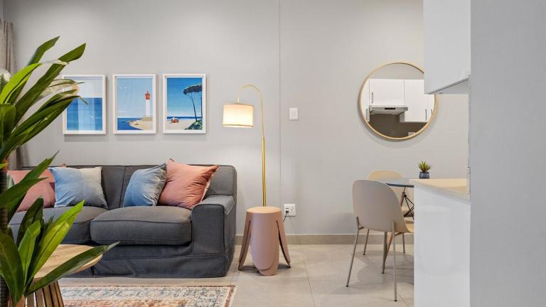 Stylish 2BR Umhlanga Apt | Balcony | Fast WiFi - B&B Durban