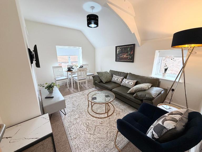 Flat 2, Spacious & Modern Apartment - Ferienwohnung Fakenham