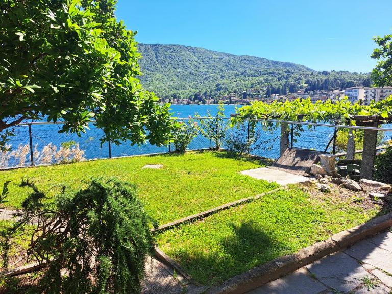 Giardino sul Lago by Quokka 360 - Lakefront Apartment in Ponte Tresa - Chambres d'hôtes Ponte Tresa