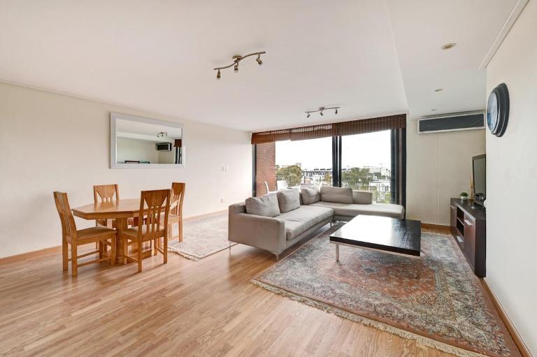 Two Bed Apartment Spacious 6th Floor Secure - Bed and Breakfast Kaapstad