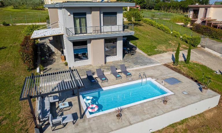 F & B Villa Collection - Neoi Epivates - Chambres d'hôtes Néoi Epivátes