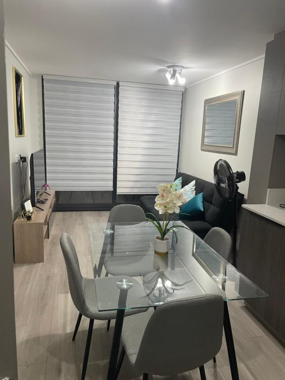 Moderno Depto con Estacionamiento Cerca Metro, Wifi & Gym - B&B Santiago