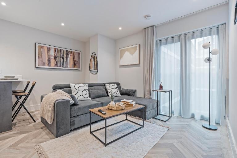 Stylish 1-Bed London Apartment Near Tube Sleeps 4 - B&B New Barnet