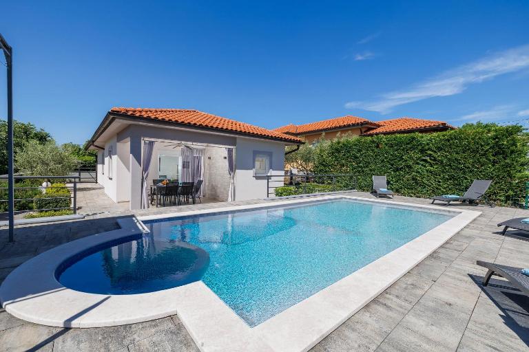 Kuća za odmor KAPOVCI s bazenom - B&B Brusići