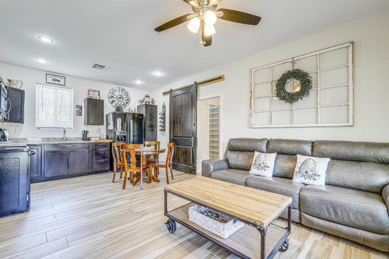 Private Acreage, Pet-Friendly Yard! Gilbert Haven - Bed and Breakfast Gilbert