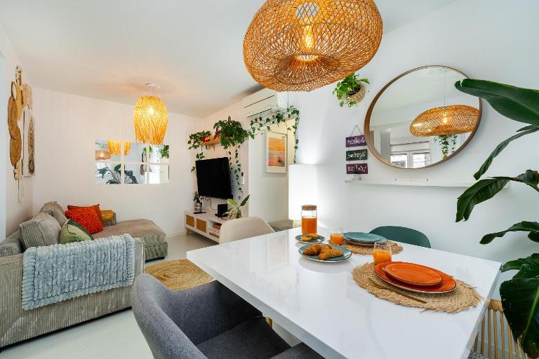 Modern 2BR Apt Balcony AC 15 Min to Cascais - Chambres d'hôtes São Domingos de Rana