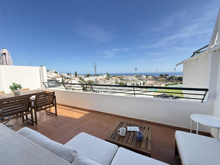 Apartamento con terraza, vistas al mar y piscina - Ferienwohnung Nerja