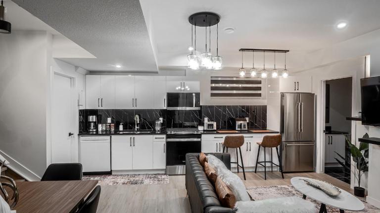 Luxury Comfort Stay in Keswick 2Bedrooms- 1Bath - B&B Edmonton