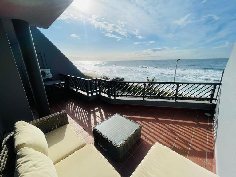 Classic Beachfront Gem - Cozy Coastal Living - B&B eMdloti
