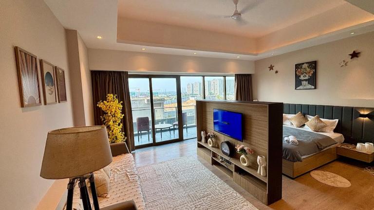 Riwaayat - Luxury Retreat with Warm Elegance - B&B Gurugram
