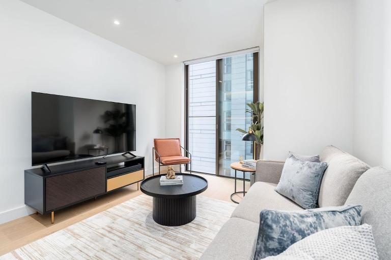 12th Floor Skyline Views with 56th Floor Bar I Desk I 1 min to Station I Brand New Building - B&B London