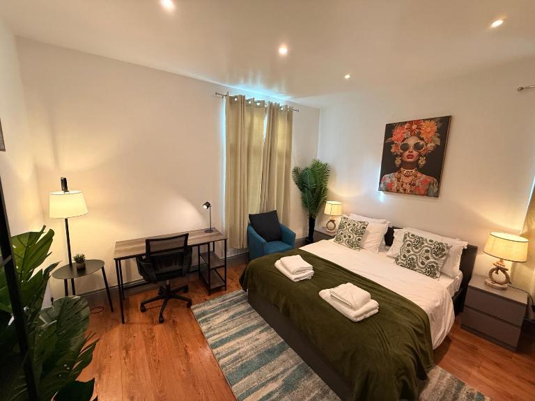 Colourful 2-Bed Flat Near Teesside Uni - B&B Middlesbrough
