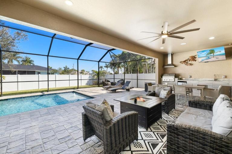 Relax and Unwind in This Beautiful 3BR Plus Den Pool Home - B&B Cape Coral