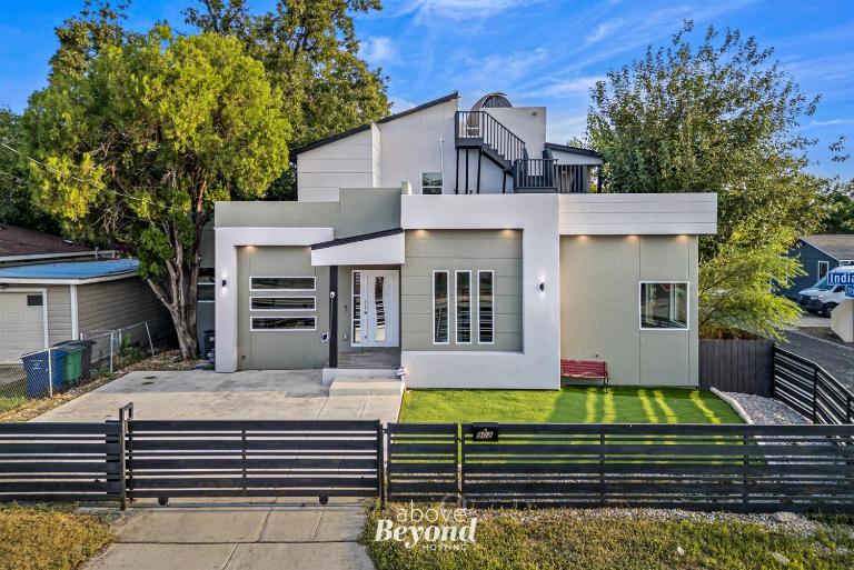 Sprawling Home w Rooftop Spot - B&B San Antonio