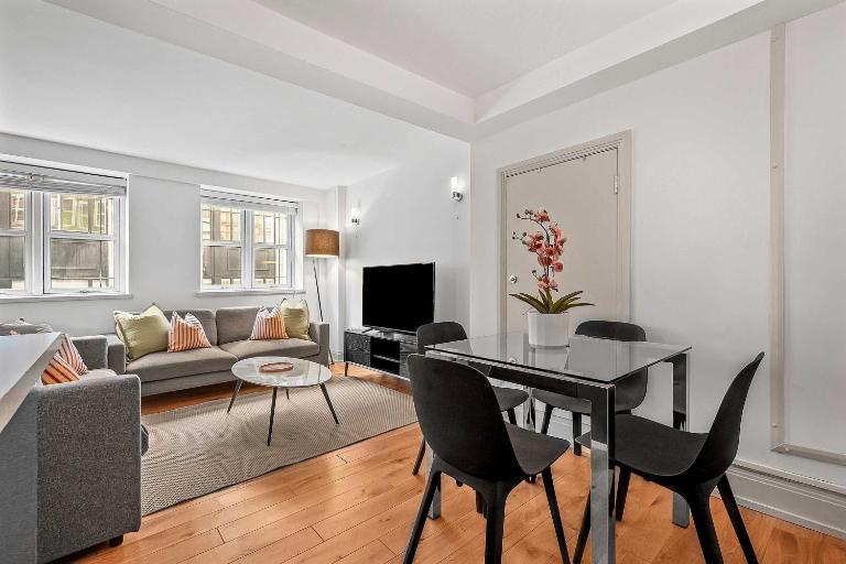 Elegant Soho 1-Bed - Balcony - 2 Baths - Sleeps 4 - Bed and Breakfast Londen