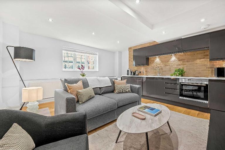 Central Soho 1-Bed - Brick Kitchen - Sleeps 4 - Bed and Breakfast Londen