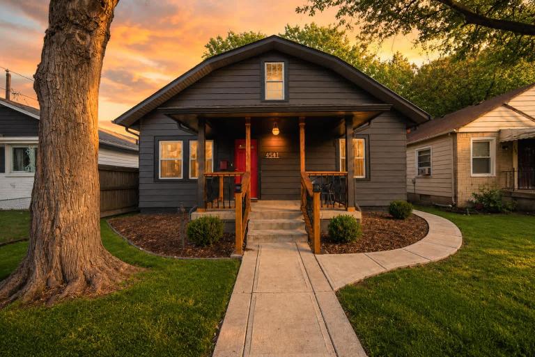 Red Door Cottage of Broad Ripple- Great Location Family Friendly - Bed and Breakfast Indianapolis