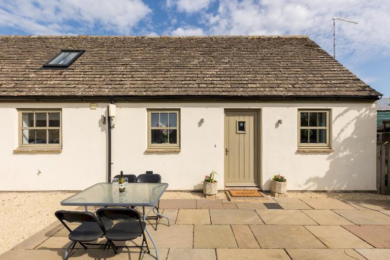 Stunning Cotswolds Dairy wLake Wildlife Views - Pass the Keys - B&B Fairford