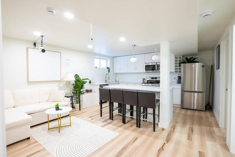 Newly Renovated Modern Private Suite w Workspace - B&B Saskatoon